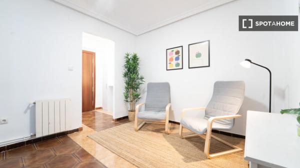 Habitación en piso de 4 habitaciones en alquiler en Peñagrande, Madrid