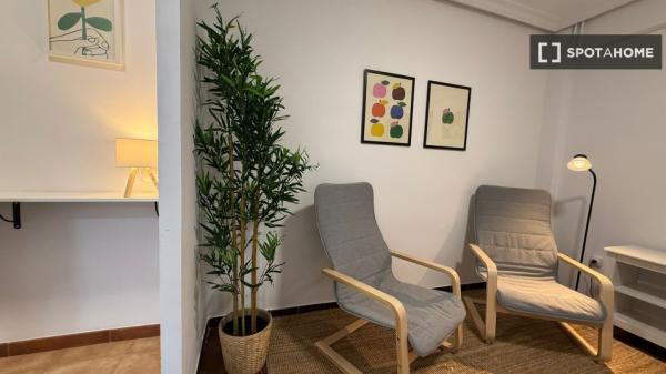 Habitación en piso de 4 habitaciones en alquiler en Peñagrande, Madrid