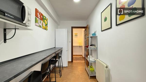 Habitación en piso de 4 habitaciones en alquiler en Peñagrande, Madrid