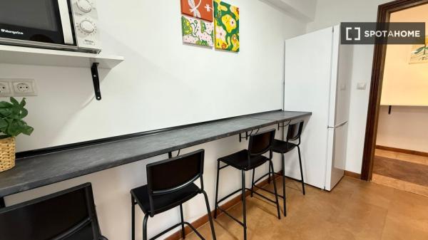 Habitación en piso de 4 habitaciones en alquiler en Peñagrande, Madrid