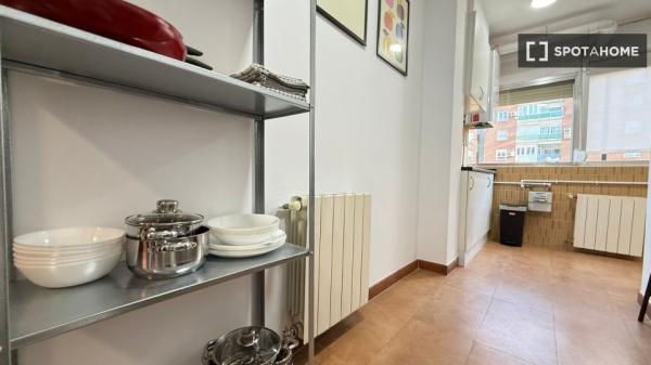 Habitación en piso de 4 habitaciones en alquiler en Peñagrande, Madrid