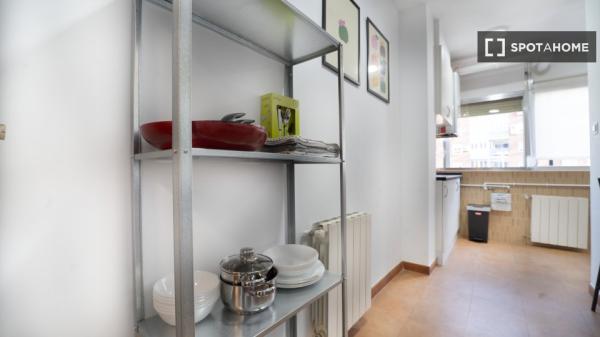 Habitación en piso de 4 habitaciones en alquiler en Peñagrande, Madrid