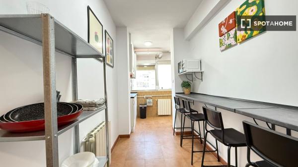 Habitación en piso de 4 habitaciones en alquiler en Peñagrande, Madrid