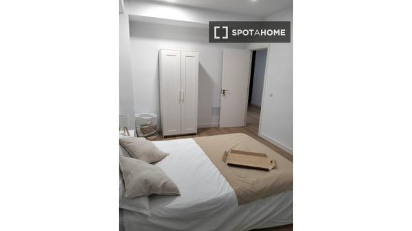 Habitación en piso compartido de 7 habitaciones en alquiler, Triana