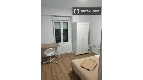 Habitación en piso compartido de 7 habitaciones en alquiler, Triana