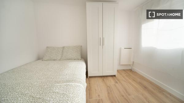 Habitación en piso compartido de 5 habitaciones en San Diego, Madrid