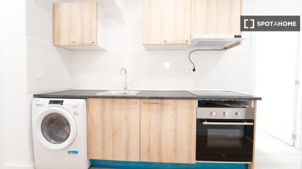 Habitación en piso compartido de 5 habitaciones en San Diego, Madrid