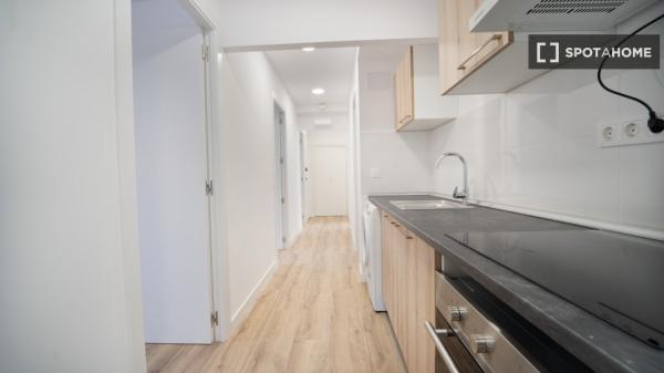 Habitación en piso compartido de 5 habitaciones en San Diego, Madrid