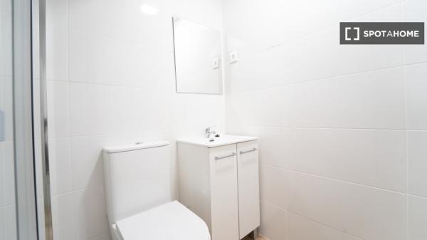 Habitación en piso compartido de 5 habitaciones en San Diego, Madrid