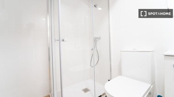 Habitación en piso compartido de 5 habitaciones en San Diego, Madrid