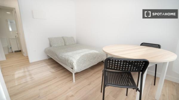 Habitación en piso compartido de 5 habitaciones en San Diego, Madrid