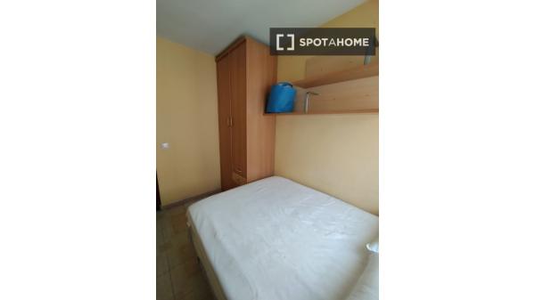 Habitación en piso compartido en madrid.