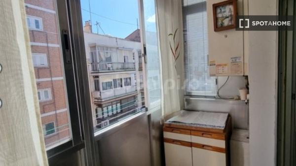 Habitación en piso compartido en madrid.