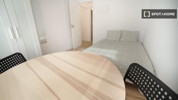 Habitación en piso compartido de 5 habitaciones en San Diego, Madrid
