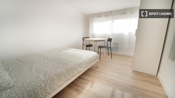 Habitación en piso compartido de 5 habitaciones en San Diego, Madrid