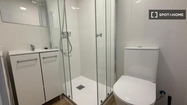 Habitación en piso compartido de 5 habitaciones en San Diego, Madrid