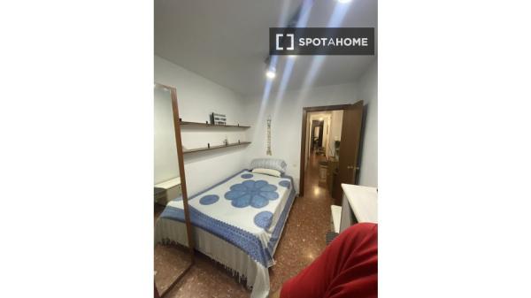 Room in shared apartment in València