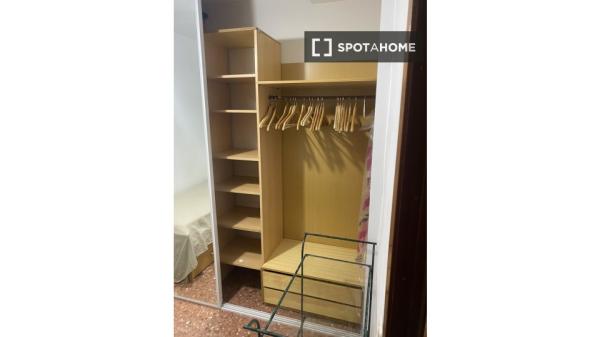 Room in shared apartment in València