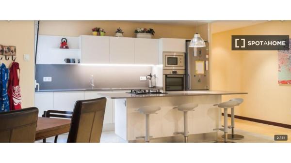 Se alquila piso de 4 habitaciones en La Nova Esquerra.