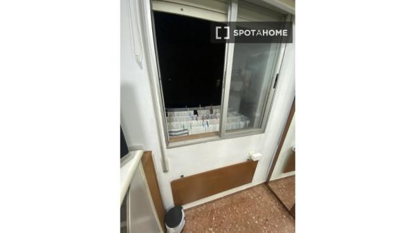 Room in shared apartment in València