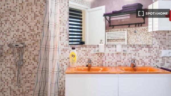 Se alquila piso de 4 habitaciones en La Nova Esquerra.