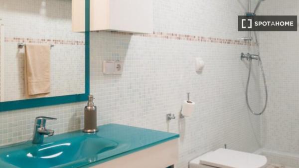 Se alquila piso de 4 habitaciones en La Nova Esquerra.