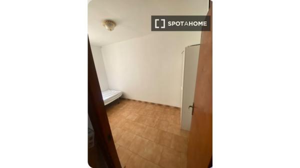 Habitación en piso de 4 dormitorios en alquiler en Cabanyal-Canyamelar.