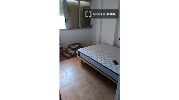 Habitación en piso de 4 dormitorios en alquiler en Cabanyal-Canyamelar.