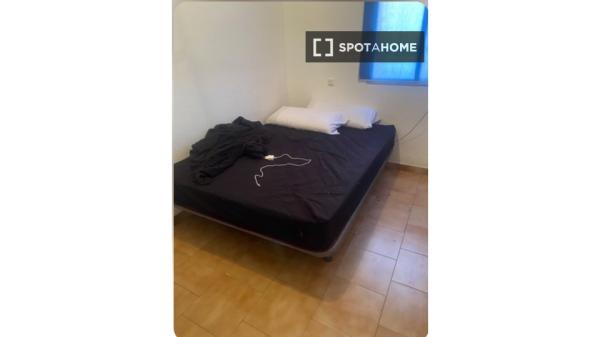 Habitación en piso de 4 dormitorios en alquiler en Cabanyal-Canyamelar.