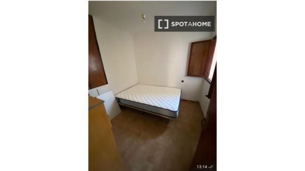 Habitación en piso de 4 dormitorios en alquiler en Cabanyal-Canyamelar.