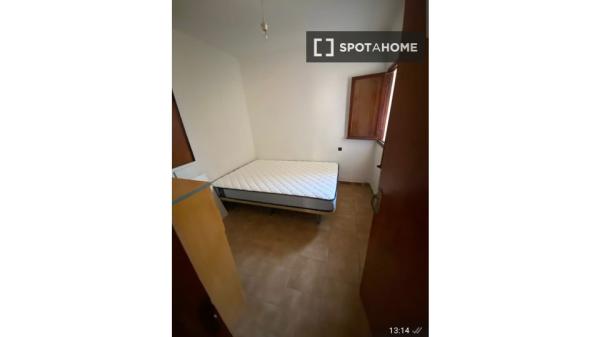 Habitación en piso de 4 dormitorios en alquiler en Cabanyal-Canyamelar.