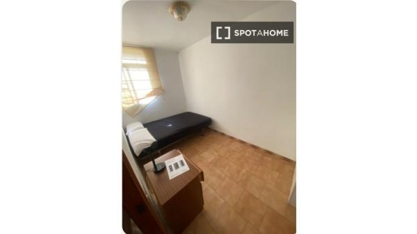 Habitación en piso de 4 dormitorios en alquiler en Cabanyal-Canyamelar.