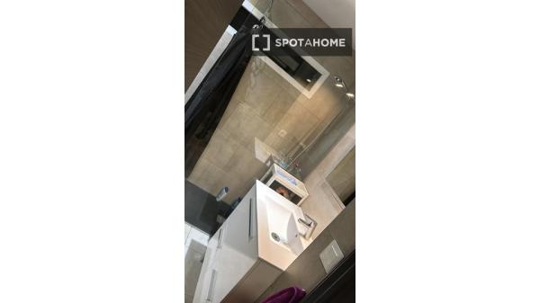 Habitación en piso compartido de 3 habitaciones en alquiler en Sabadell