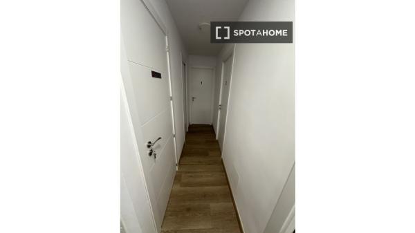 Habitación en piso compartido en madrid.