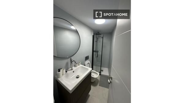 Habitación en piso compartido en madrid.