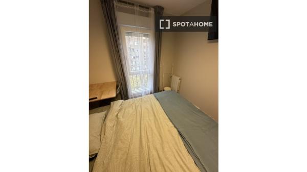 Habitación en piso compartido en madrid.