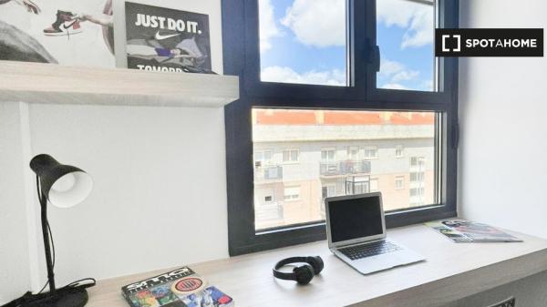 Se alquila habitación amueblada en Salamanca