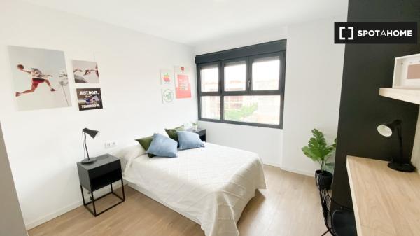 Se alquila habitación amueblada en Salamanca