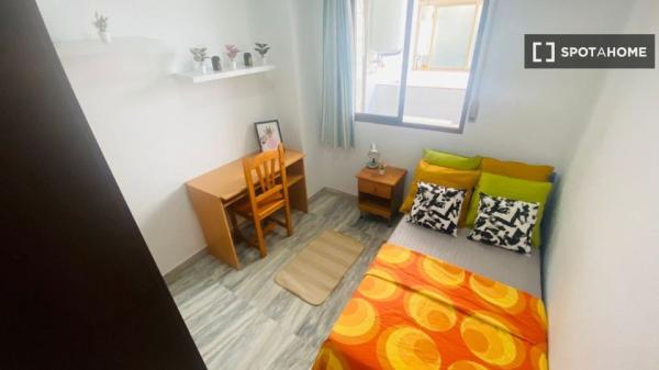 Habitación en apartamento de 5 habitaciones en alquiler en Cortijo Alto