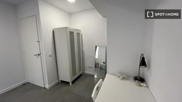 Pokój we wspólnym mieszkaniu w Barcelonie