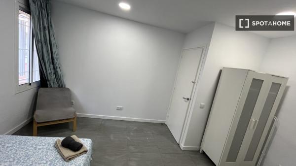 Pokój we wspólnym mieszkaniu w Barcelonie