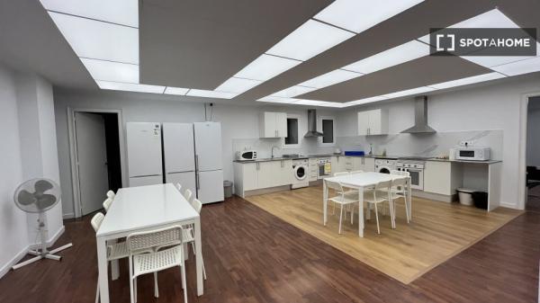 Pokój we wspólnym mieszkaniu w Barcelonie