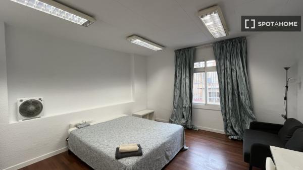 Pokój we wspólnym mieszkaniu w Barcelonie