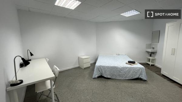 Pokój we wspólnym mieszkaniu w Barcelonie