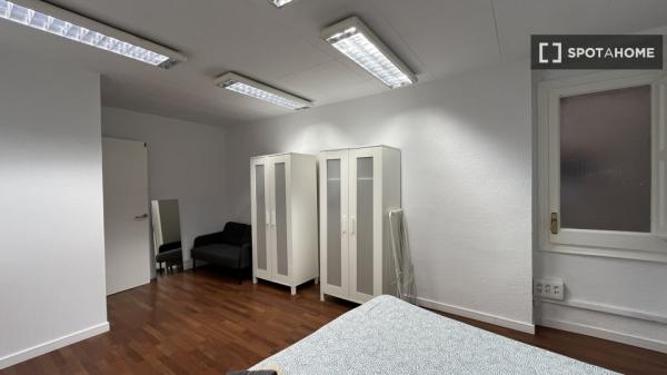 Pokój we wspólnym mieszkaniu w Barcelonie