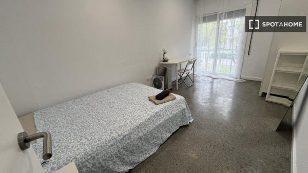 Pokój we wspólnym mieszkaniu w Barcelonie