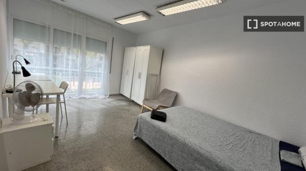 Pokój we wspólnym mieszkaniu w Barcelonie
