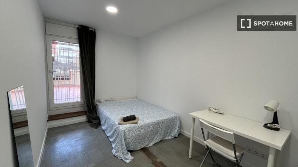 Pokój we wspólnym mieszkaniu w Barcelonie
