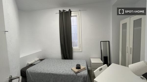 Pokój we wspólnym mieszkaniu w Barcelonie