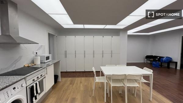 Pokój we wspólnym mieszkaniu w Barcelonie